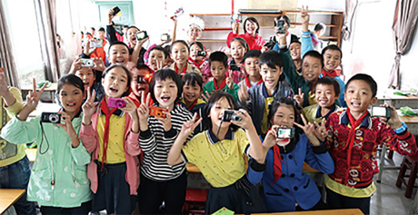 佳能（中国）为苗寨的小学捐赠照相机和打印机