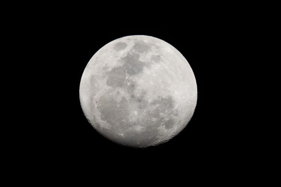 月亮（使用增倍镜 RF2×）
