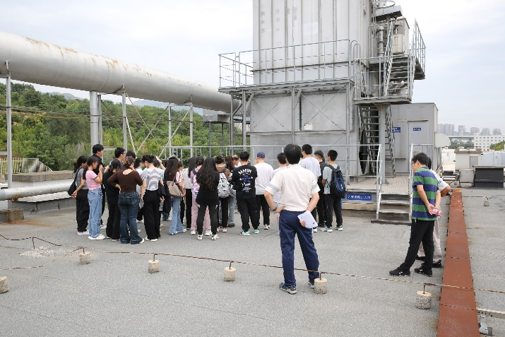 2024 年 9 月 18 日，佳能大连为东北师范大学环境学院学生提供环保设施见学