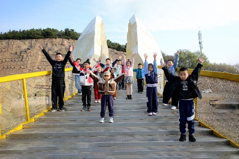 2024 年 11 月 9 日，佳能大连和佳能医疗大连协同开展海岸环境美化活动 