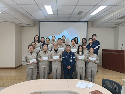 佳能大连工会为 16 名困难员工送上慰问金