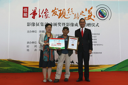 佳能(中国)为摄影大赛特等奖获得者陈辉颁奖
