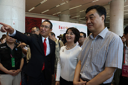 佳能（中国）高层与政府嘉宾参观影像展