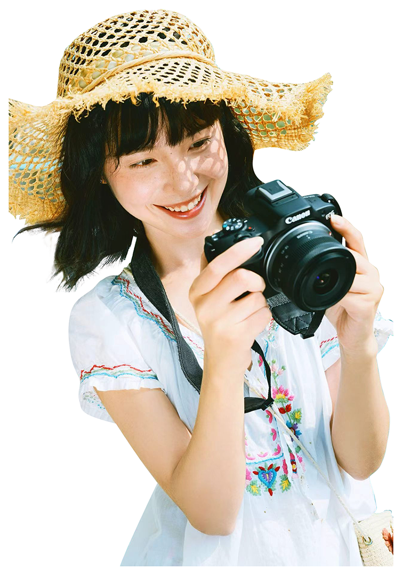 戴草帽拿着佳能相机微笑的女生