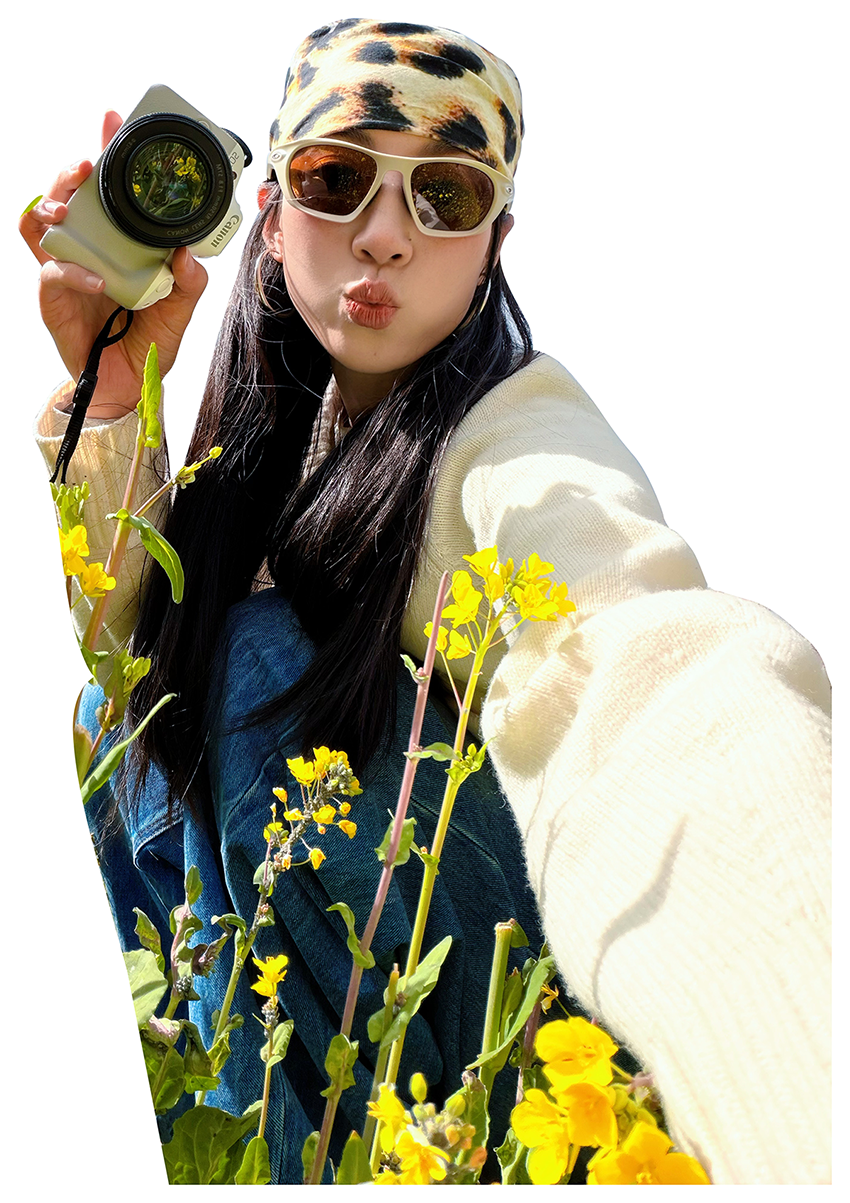 举着佳能相机自拍的女生